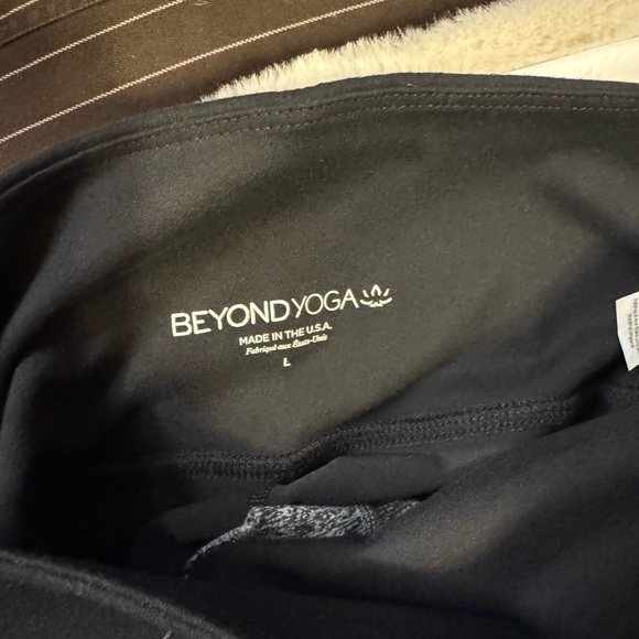 NWT Beyond Yoga Black and Sage Leggings - Picture 4 of 6